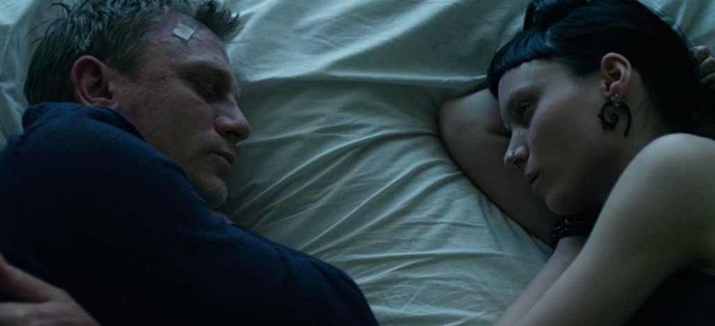 The Girl With The Dragon Tattoo
Режисиран от Дейвид Финчър (Seven, Fight Club) по едноименния бестселър на шведския писател Стиг Ларшон, The Girl with the Dragon Tattoo се явява един от най-добрите филми на 2011 г. Психологически трилър, който получи признанието както на зрителите, така и на филмовата критика, получавайки няколко номинации за “Оскар”.
Във филма Крейг поема ролята на репортера Микаел Бломквист, който заедно с героинята на Рууни Мара (Карол), започва разследване на 40-годишно убийство на бизнес магнат.