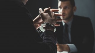 Историята на Мърдоу звучи едновременно като семейна трагедия и мистериозен трилър