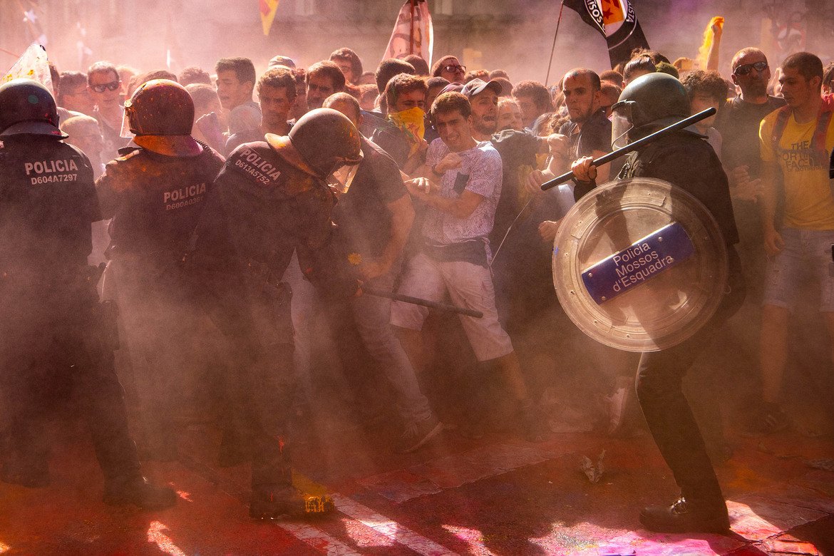 Какво ще се случи?
Каталунската криза се определя като ключов въпрос в кампанията за парламентарните избори в Испания на 10 ноември, на които социалистическият премиер Педро Санчес ще се опита да остане на власт. Правителството казва, че е създало специална комисия, която включва и националната разузнавателна агенция на Испания, за да може да намери път напред, докато протестите продължават.
