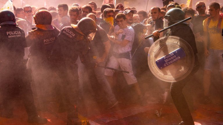 Безредици в Каталуния: Бомбички и боя срещу палки и сълзотворен газ 