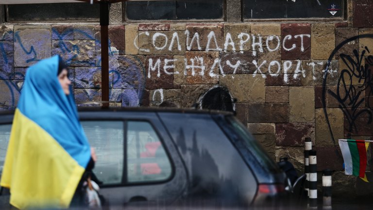 Демонстрантите оставиха пред руския културен център стари обувки в памет на жертвите от войната