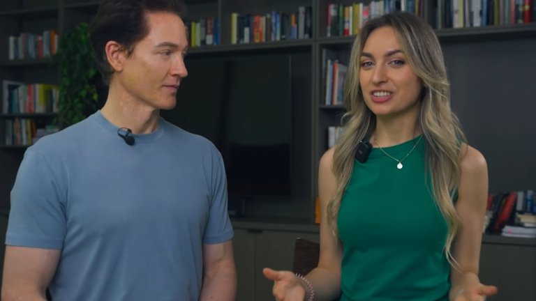 Тя е Кейт Толо, жената до Брайън Джонсън