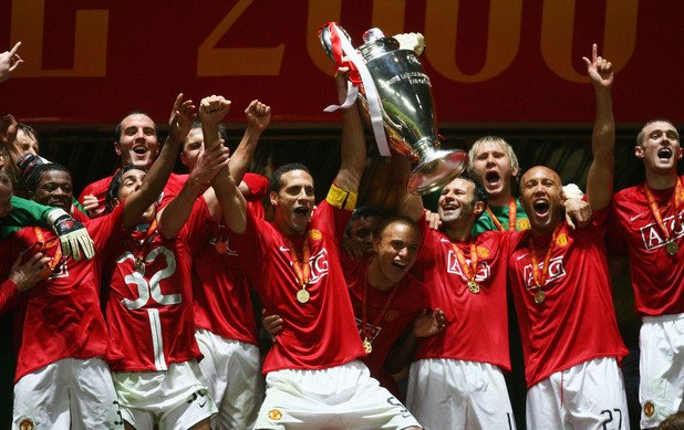 Фърдинанд с трофея в Шампионската лига след победата над Челси след изпълнение на дузпи през 2008 г.