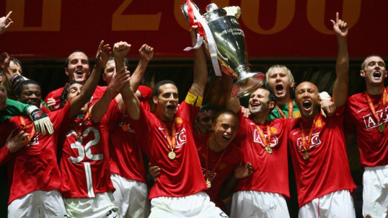 Фърдинанд с трофея в Шампионската лига след победата над Челси след изпълнение на дузпи през 2008 г.