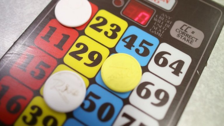 То е леко иронично, леко многозначително, дори неврозно. Но и забавно.