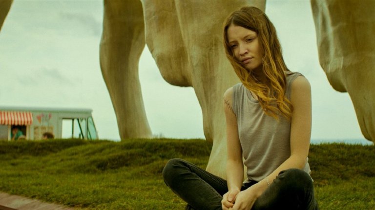 Емили Броунинг влиза в ролята на Лора - съпругата на Шадоу