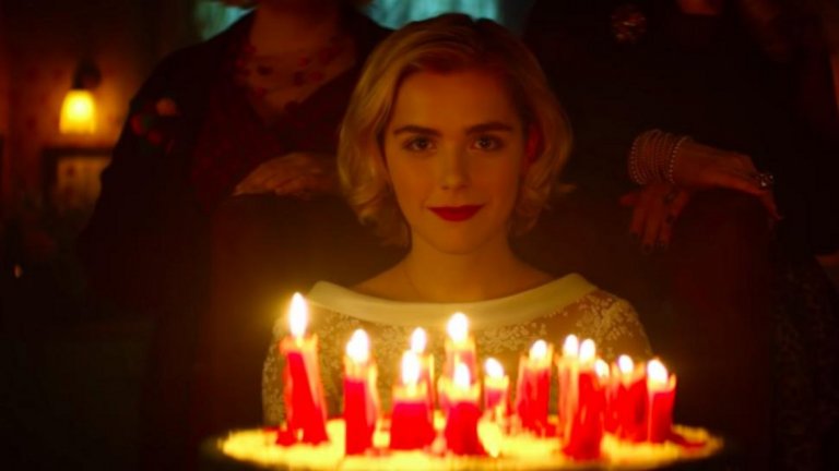 Chilling Adventures of Sabrina - 26 октомври
И като си говорим за хорър, ориентиран към тийнейджъри, в края на октомври се задава и Chilling Adventures of Sabrina. Това е същата тази млада вещица Сабрина от сериала от 90-те, само че тук сюжетът ще е много по-близък до комиксите, на които и двете шоута са базирани. Съответно могат да се очакват кървища, мрачни магически ритуали и т.н. А самата история се завърта около Сабрина, която на рождения си ден научава, че всъщност е полу-вещица (полу-смъртна). След това тя трябва да се гмурне в тази неизвестна досега страна на живота си и да защитава себе си, семейството си и въобще смъртните като цяло от всички свръхестествени опасности наоколо. Въобще гответе се за един много, много мрачен сериал.