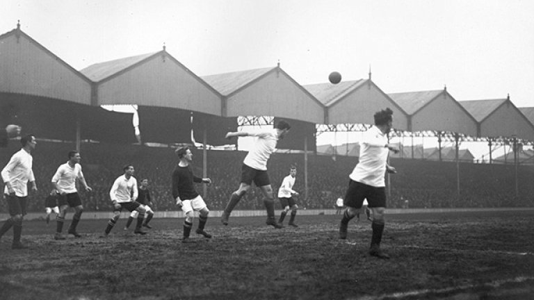 "Хайбъри" на Арсенал от 1914-а. Домакините играят срещу 

Фулъм в мач от втора дивизия. Арсенал бе на "Хайбъри" до 

2006-а, когато се премести на "Емиратс"