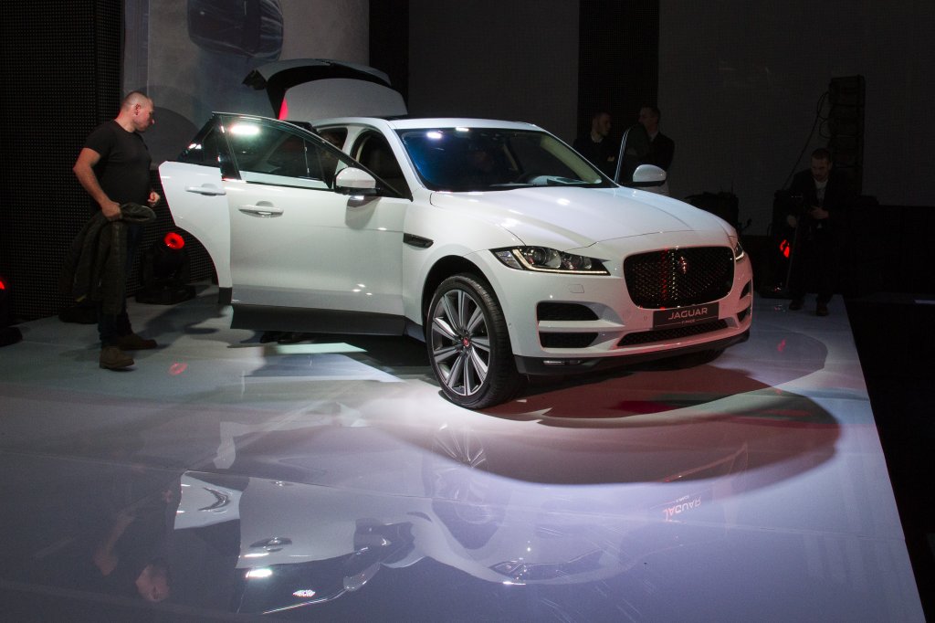 Петима възрастни могат да се настанят абсолютно комфортно в изцяло новия F-PACE с просторно място за главата и коленете, а обемът на багажното отделение има впечатляваща вместимост от 650 литра