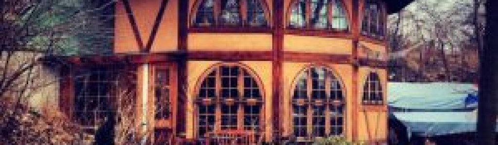 А това е къща за йога занимания (включително и гола йога)