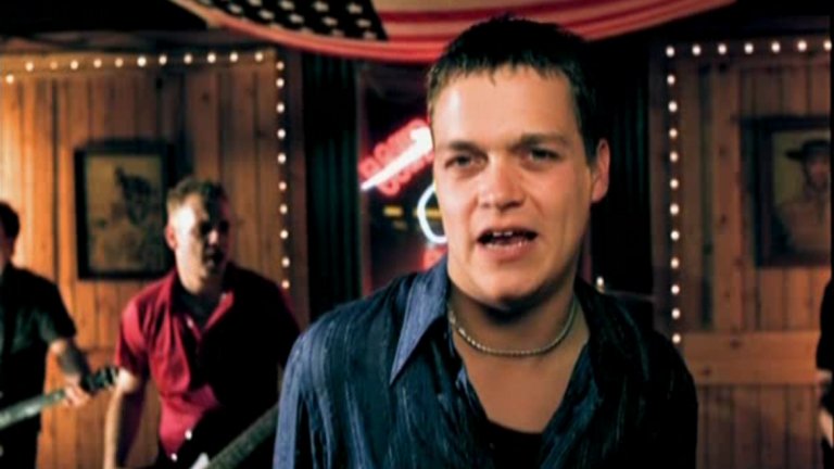 3 Door Down - Kryptonite
3 Door Down може и да са една от малкото (и единствената що годе известна) групи, които пяха на церемонията по встъпването в длъжност на президента на САЩ Доналд Тръмп, но ние ги помним с друго - а именно с Kryptonite и клипа с остарелия супергерой.