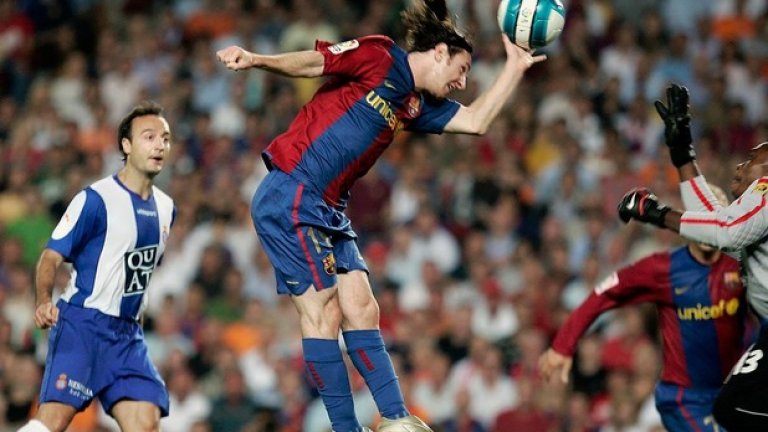 Божията ръка II на Лионел Меси, Примера, сезон 2007/08, Барселона – Еспаньол 2:2
Меси често е сравняван с Марадона и не без причина
