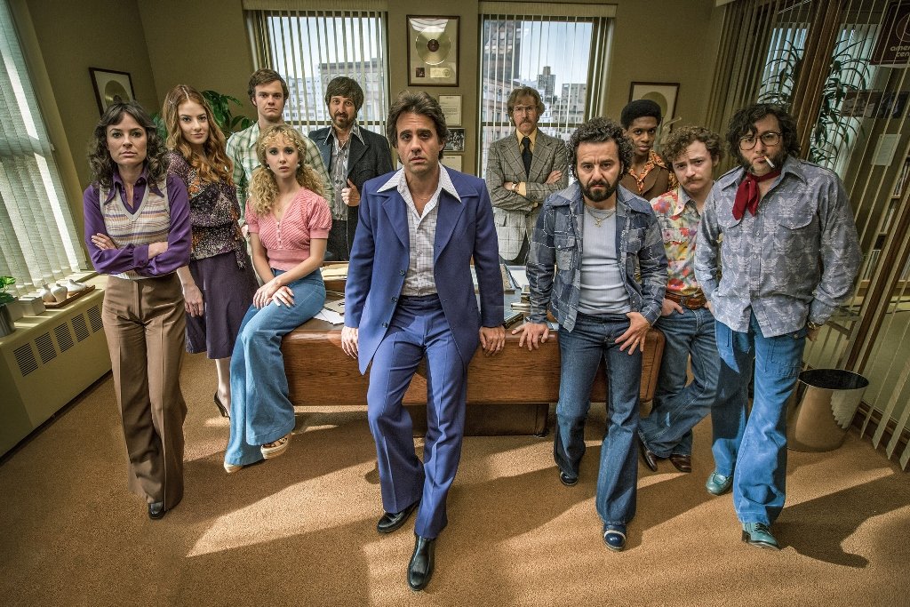 Винил 
Новият сериал на Мартин Скорсезе – режисьор и продуцент – и продуцент Мик Джагър е точно това, което трябва на любопитния жаден зрител в периода февруари-март. Наситен с рок музика, кока и голи мадами, и поднесен като плато с добра визия и акт