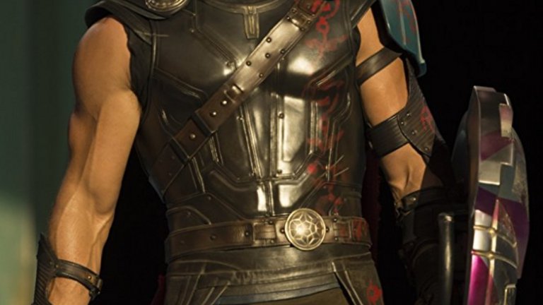 Тор: Рагнарок/ Thor: Ragnarok 
"Тор: Рагнарок" е един от комиксовите филми, високо оценен както от публиката и от феновете, така и от критиката. Това е и най-запомнящият се филм от поредицата за Тор – Бога на гръмотевиците. Той трябва да спаси света от вече предизвестен край – Рагнарок. В главните роли отново са любимците на зрителите – Крис Хемсуърт и Том Хидълстън, а компания им правят звезди като Кейт Бланшет, Теса Томпсън и Марк Ръфало.