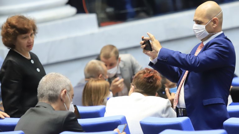 След втори опит депутатите събраха кворум и прекратиха правомощията на Данаил Кирилов като депутат
