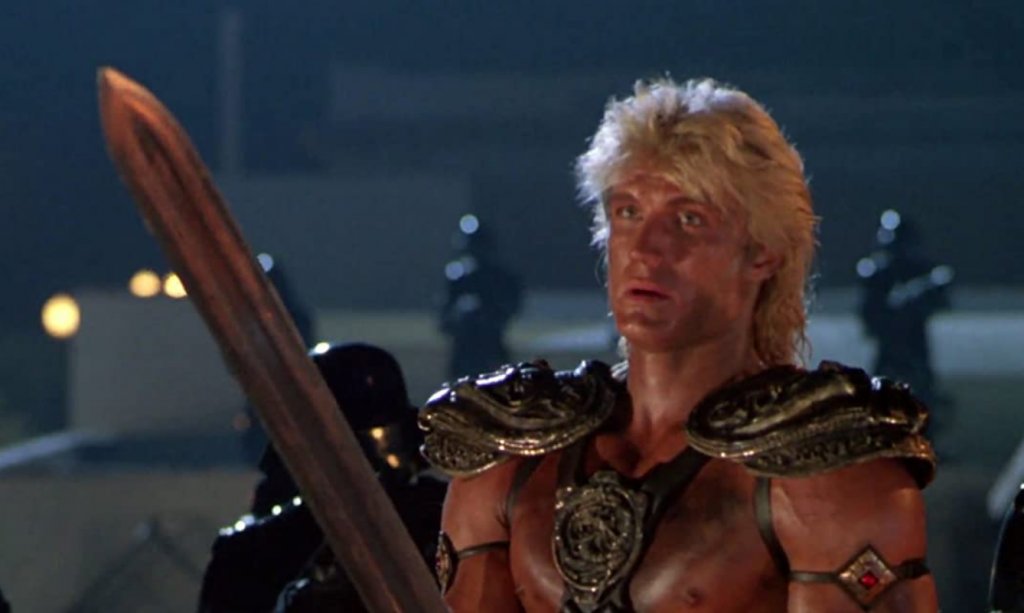 Masters of the Universe
През 1987 г. на големия екран излиза филмовата версия на любимия детски герой от анимации, комикси и играчки He-Man. И, разбира се, включва в себе си всички необходими съставки за един абсурден осемдесетарски екшън - полугол Долф Лундгрен с киче, класически злодей, нисък бюджет и най-вече потресаващо количество нелепи специални ефекти. Все пак той остава любим за всеки, израснал с He-Man.