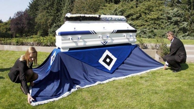 На 2 метра под земята, на 15 от стадиона
Ако сте привърженик на германския Хамбургер, може да ви направят истинско футболно погребение и да ви закопаят само на 15 метра от стадион „Фолкспарк”. Там преди десетина години отвори врати гробището за верни привърженици. Преди да ви спуснат на два метра под земята, ще бъдете изпратен от специален кортеж, а ковчегът ви ще бъде в клубните цветове, както и с емблемата на отбора. Услугата струва 2300 евро, а ако предпочитате да останете в урна, цената е само 400 евро.