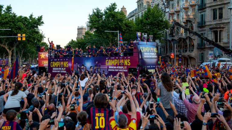 Хиляди се стекоха за парада на Барселона след спечелената Шампионска лига. Пътят към „Камп Ноу“ бе засипан от хора. Няма как да пропуснем стадиона на каталунците в подобна класация. Но кои са останалите девет в нашия топ 10?