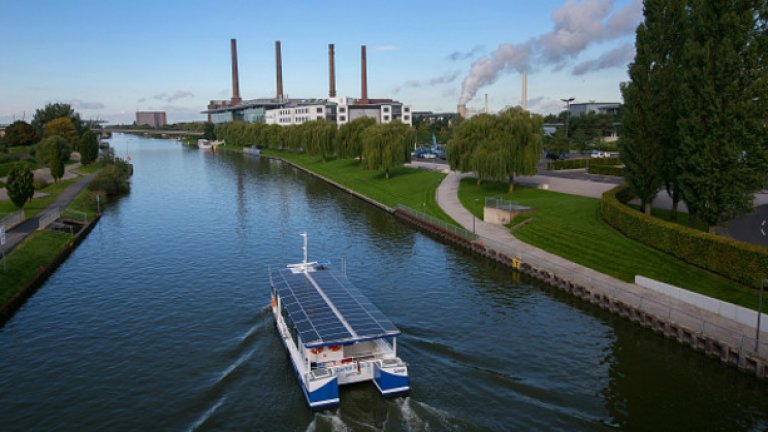 Мениджърите на VW планират производството на спортни електрически автомобили в основния завод на компанията във Волфсбург и производство на малък електромобил с името I.D в източногерманския град Цвикау, според източник на Reuters.=