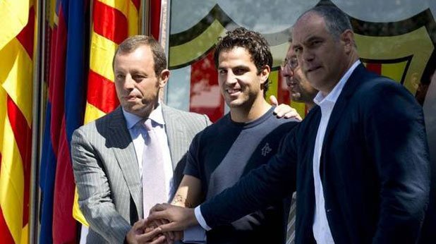 Сеск Фабрегас, президента на Барселона Сандро Росей и спортния директор Андони Субисарета позириха пред емблемата на клуба