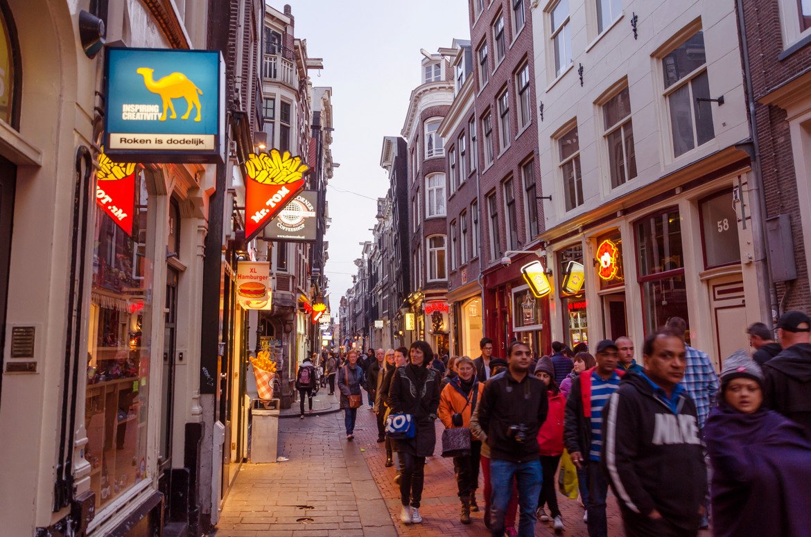 Нидерландското правителство насочва рекламата към по-малко популярните места около Амстердам. Сред мерките срещу прекомерния поток туристи е и забрана на обиколки в "Червените фенери" 