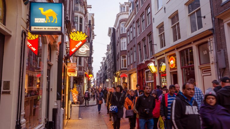 Нидерландското правителство насочва рекламата към по-малко популярните места около Амстердам. Сред мерките срещу прекомерния поток туристи е и забрана на обиколки в "Червените фенери"