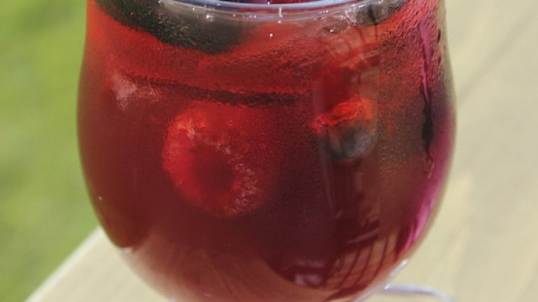 Червената жрица
Нужни са ви равни части (по около 30 мл) "Chambord", "Pimms" и сладък вермут. Следват 3 части сок от нар и малко гренадин. Прибавете сока от половин лайм, както и пресни малини, къпини и боровинки за украса. Сервирайте в чаша за вино.