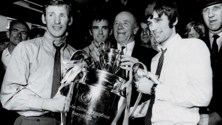 1968 г., стадион "Уембли"
През 1968-а двата отбора отново се срещат - този път на финал за КЕШ. Юнайтед печели с 4:1 след продължения, а едно от попаденията отбелязва Бест. На снимката той е с така жадуваната титла.