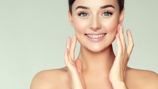 Изправянето на зъбите има и естетичен, и здравословен принос