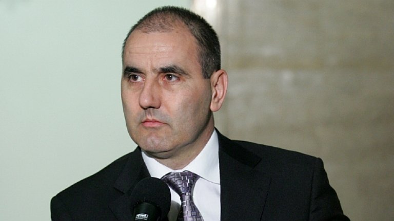 Служител на дирекция "Миграция" в МВР и действащ служител на ДАНС са били задържани снощи при операция "Къртиците", съобщи министър Цветанов