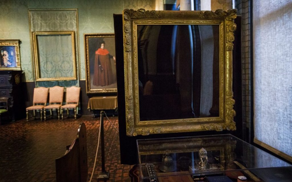 This Is a Robbery: The World's Biggest Art Heist (Netflix) - 7 април 
Тази документална поредица разглежда един от най-големите обири на произведения на изкуството - този от 1990 г. в Музея "Изабела Стюард Гарднър" в Бостън, при който са откраднати 13 произведения на изкуството, включително картини на Рембранд, Дега, Мане и Вермер, чиято обща оценка възлиза на 500 млн. долара. Все още има награда от 10 милиона долара за информация, която води до завръщането на картините, като това остава най-скъпата кражба на изкуство в историята на САЩ. Сега тази поредица от 4 части се гмурка в това мащабно престъпление с надеждата да хвърли малко повече светлина върху това как се е случил самият обир и кой може да стои зад него.
