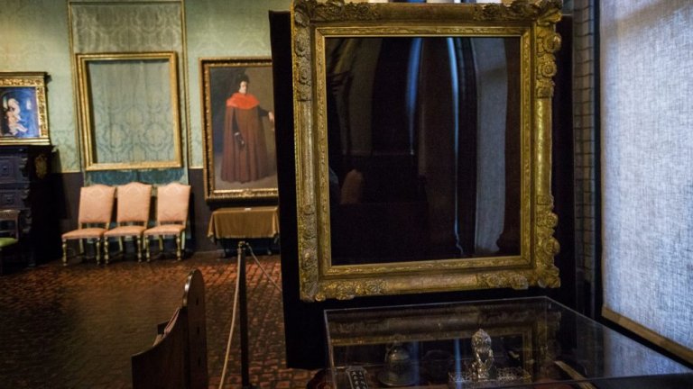 This Is a Robbery: The World's Biggest Art Heist (Netflix) - 7 април 
Тази документална поредица разглежда един от най-големите обири на произведения на изкуството - този от 1990 г. в Музея "Изабела Стюард Гарднър" в Бостън, при който са откраднати 13 произведения на изкуството, включително картини на Рембранд, Дега, Мане и Вермер, чиято обща оценка възлиза на 500 млн. долара. Все още има награда от 10 милиона долара за информация, която води до завръщането на картините, като това остава най-скъпата кражба на изкуство в историята на САЩ. Сега тази поредица от 4 части се гмурка в това мащабно престъпление с надеждата да хвърли малко повече светлина върху това как се е случил самият обир и кой може да стои зад него.