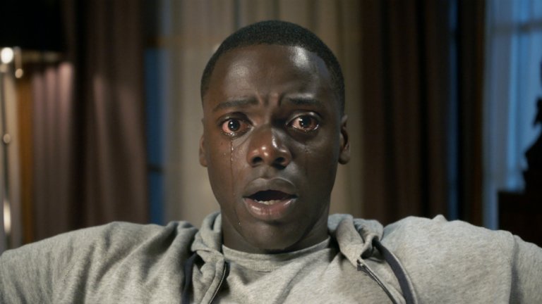 Get Out (Бягай!)

Искате ли да гледате отново „Запознай се с нашите”, но този път не като изтъркана комедия с неизбежен хепиенд, а като извратен филм на ужасите, изследващ корените на расизма? Значи е време за „Бягай!”, един от най-интересните експерименти и режисьорски дебюти напоследък. Тъкмо тази седмица филмът тръгва по екраните в България, но в САЩ излезе още през февруари и постигна огромен успех в бокс офисите при само 5-те си милиона долара бюджет.

Дебютантът Джордан Пийл показва сериозни умения в разгръщането на история за бяло момиче, което води своя чернокож приятел в уединеното имение на родителите си. Запознанството с родителите изглежда дружелюбно, но в къщата стават странни неща и скоро всичко се превръща в кошмар – а филмът успява да изненада и като концепция, и като изпълнение, както и да припомни, че хорър жанрът може да бъде третиран интелигентно и смислено. 