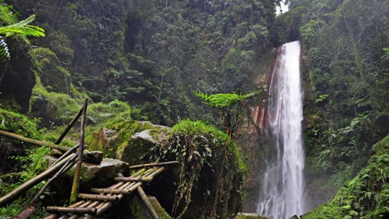 Дори най-дългият и труден преход е оправдан, след като
завършва с толкова величествен 40-метров водопад, сгушен в планината.