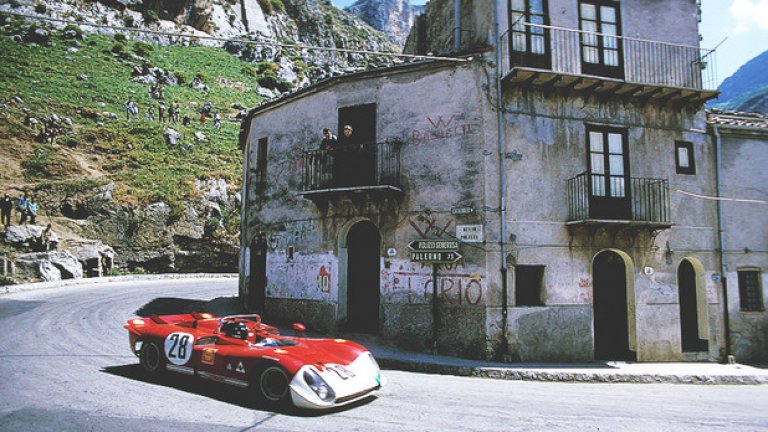 Историята на най-романтичното трасе в света всъщност е история на автомобилизма

Вижте в галерията какво изживяване е представлявало някога състезанието по "Тарга Флорио" в Сицилия