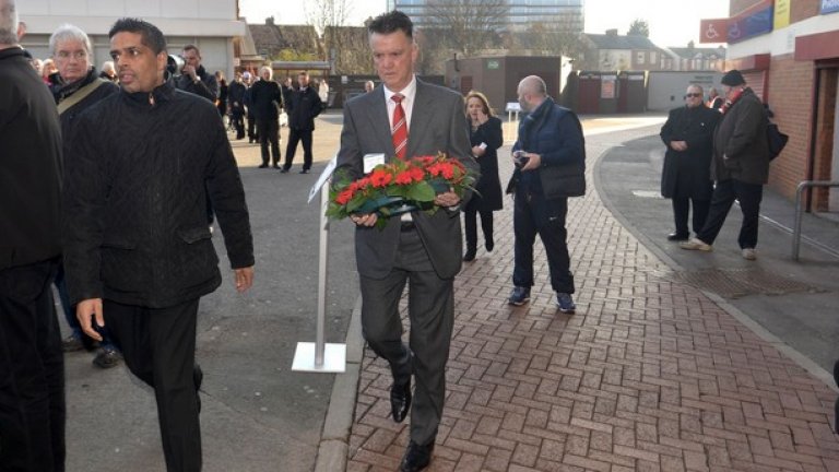 Луис ван Гаал поднесе цветя и държа реч пред паметната плоча на загиналите в Мюнхен