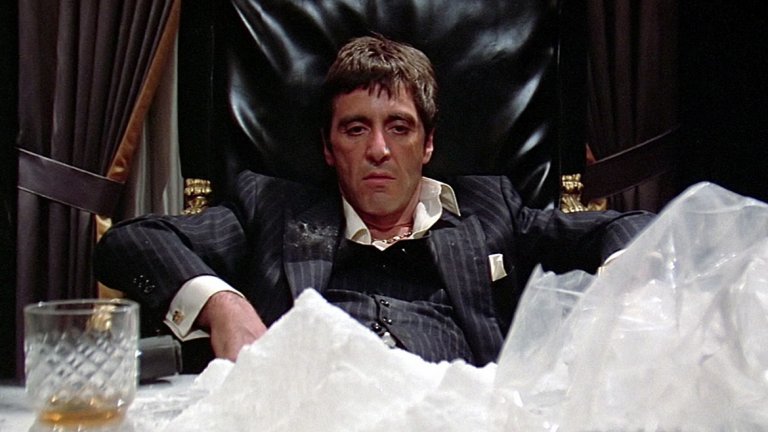 25. Scarface – 10 август 2018 г.
Моля ви, не пищете от ужас! Да, догодина идва римейк на Scarface и по този въпрос не може да направим почти нищо. Добрата новина е, че в проекта са замесени сериозно братята Коен, които са сценаристи. Лошата новина е, че студиото цели най-вече да „осъвремени” сценария на филма от 1983 г., което рядко се получава добре. А може би най-добрата новина е, че филмът още няма режисьор и снимките му не са започнали, което значи, че и най-вероятно ще има сериозни забавяния.