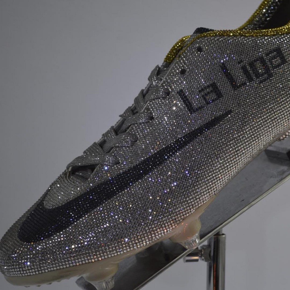 Обувките за Ла лига са в бяло и златисто - цветовете на Реал Мадрид