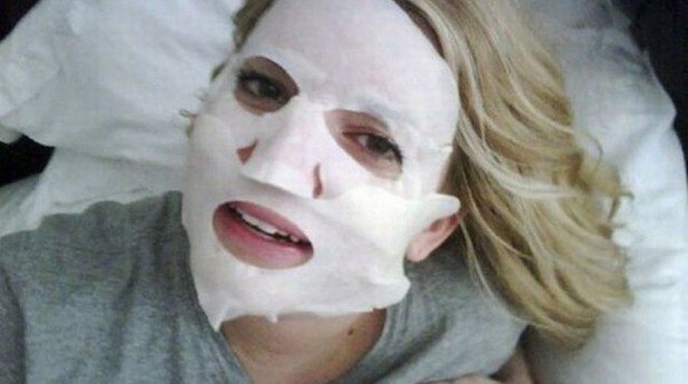 3. Джесика Симпсън ни показва как изглежда с маска на лицето.