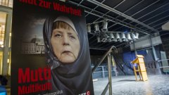 Като отдаване на почит към Марин льо Пен, кралицата на френската крайна десница, един от участниците в митинга носеше снимка на германския канцлер Ангела Меркел с добавен чрез Photoshop хиджаб