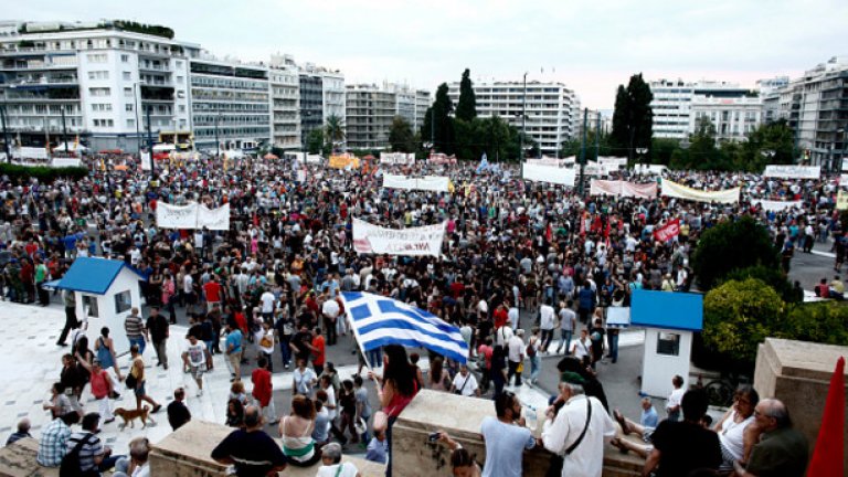 В Гърция има и проправителствени протести, снощният мина под мотото "Не на еврото"
