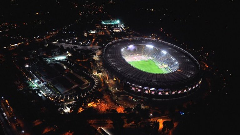 31. "Олимпико", Рим
Видял финали за купата на шампионите, на световно и европейско първенства, както и ежегодно по две дербита между Лацио и Рома, стадионът в Рим е една от иконите на футбола. Не е най-модерният на света, но носи своя дух. Времената, когато побираше по 90-100 хиляди са минало. Днес капацитетът му е 76 000 и рядко е пълен.