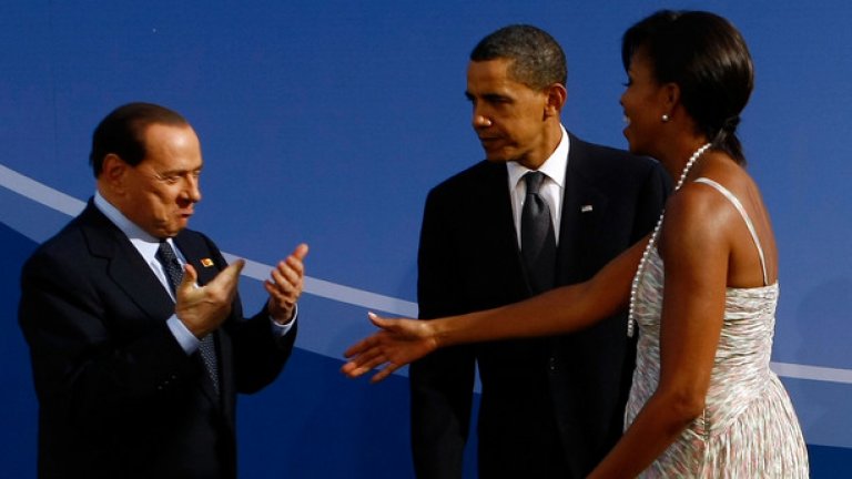 "Боже, каква жена!", означава това изражение под неодобрителния поглед на Обама. Неслучайно Мишел му подава плахо ръка.