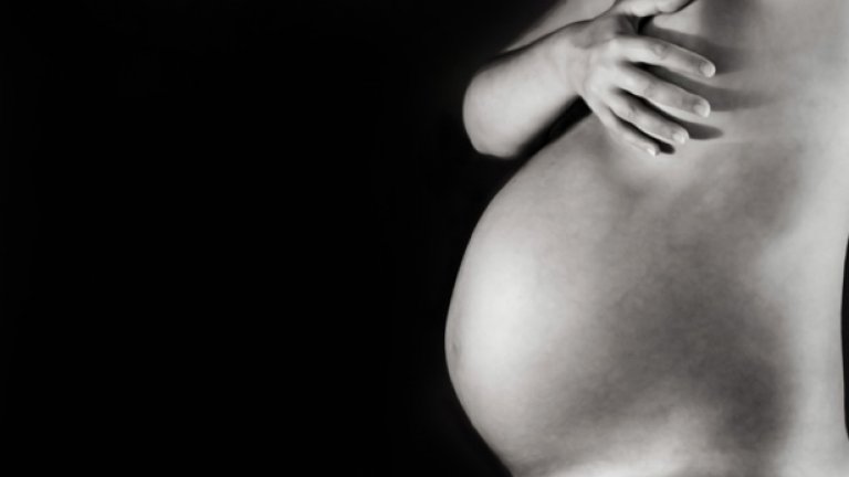 Равносилни ли са психическият тормоз и уволнението на бременна на побоя и насилието над жени