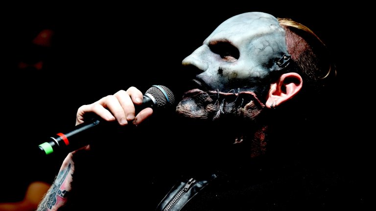 Slipknot - Before I Forget
Преди да сте забравили да си сложите маска, когато излизате навън, Slipknot ще ви напомнят. Естествено, че започваме с вероятно най-популярната маскирана банда в света. Кори Тейлър и компания редовно освежават външния си вид с нови и често по-отблъскващи маски, които олицетворяват избраните от тях образи.