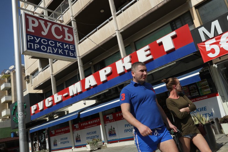 Наложените санкции над Русия оставиха мнозина руснаци в Кипър в сложна ситуация - без достъп до свеж поток от пари, които да могат да ползват.