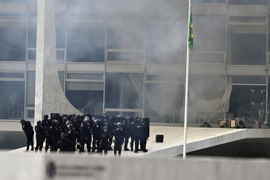 Стотици привърженици на Болсонаро нахлуха в Конгреса на Бразилия