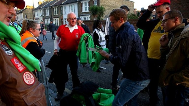 Фенове на Нотингам се снабдяват със зелени пуловери за мача Тотнъм - Форест от Купата на лигата в сряда. Те бяха облечени в памет на Клъф, който почти винаги носеше такива, когато водеше Форест.