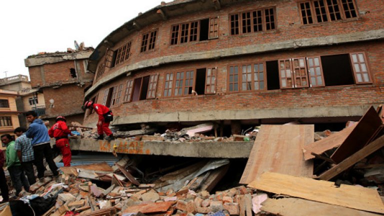 Двама души са спасени 48 часа след труса