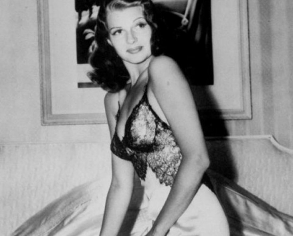 Актрисата Рита Хейуърт все още не е на върха на кариерата си през 1941 година, когато позира за тази култова снимка с тази рокля. Интригуващата снимка е публикувана в списание LIFE и  се превръща в най-известната и най-често препечатвана пин-картинка през Втората световна война